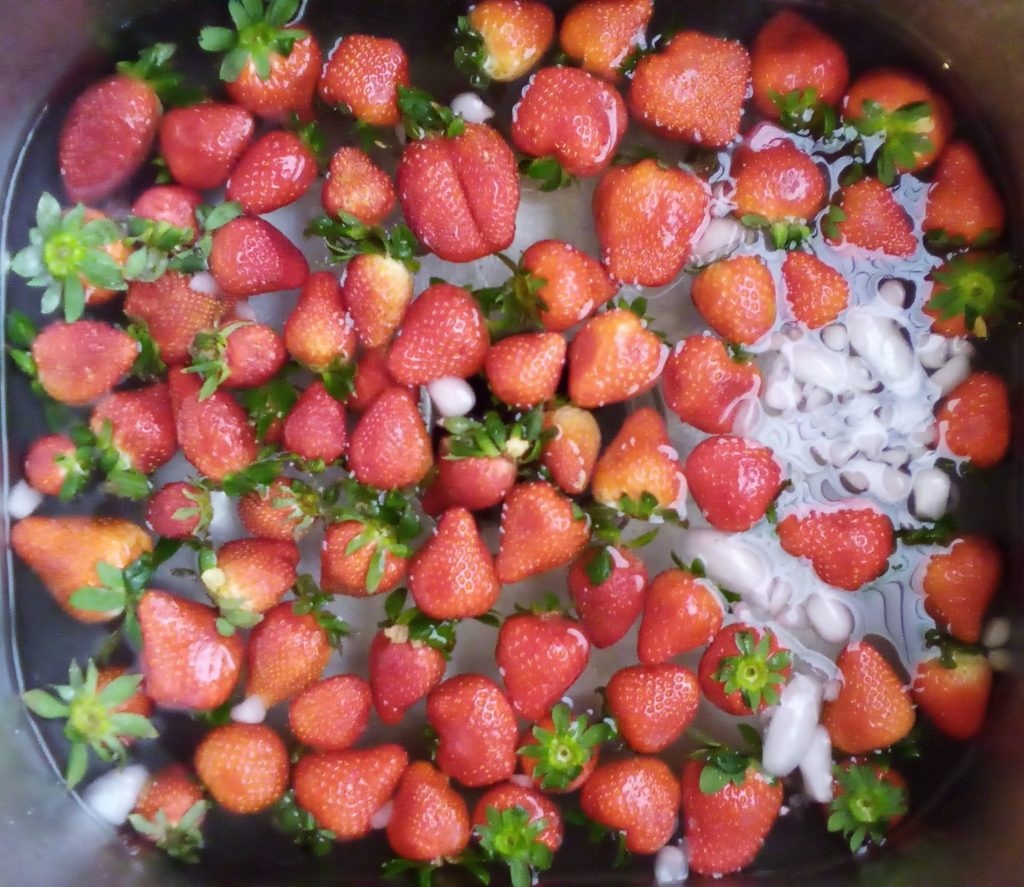 Sink of water, ice, vinegar and strawberries. How to Clean Produce Simply and Quickly!